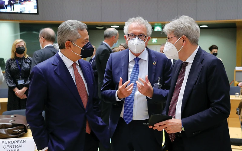 Các bộ trưởng EU thảo luận bên lề cuộc họp ở Brussels. Ảnh HỘI ĐỒNG CHÂU ÂU