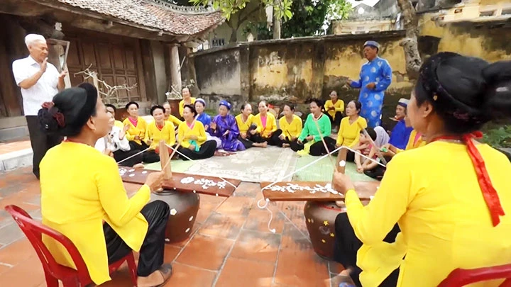 Các thành viên CLB Liêm Thuận luyện tập hát trống quân.