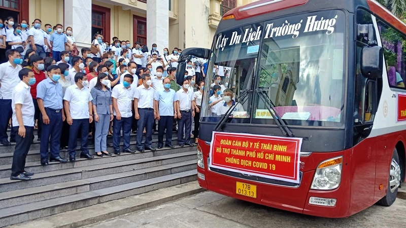 Lãnh đạo tỉnh Thái Bình và đại diện nhiều sở, ngành tiễn đoàn công tác hỗ trợ TP Hồ Chí Minh chống dịch.