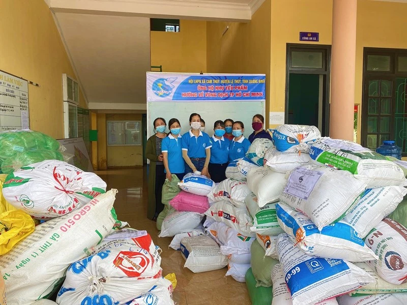 Hội phụ nữ xã Cam Thủy, huyện Lệ Thủy (Quảng Bình) quyên góp lương thực, thực phẩm ủng hộ người dân TP Hồ Chí Minh.