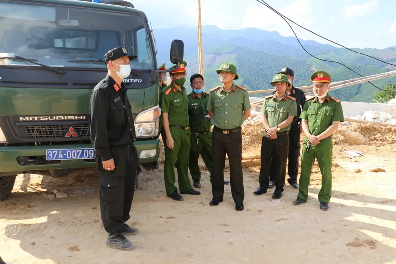 Đại tá, Giám đốc Công an Nghệ An Phạm Thế Tùng trực tiếp chỉ đạo bắt quả tang vụ khai thác khoáng sản trái phép.