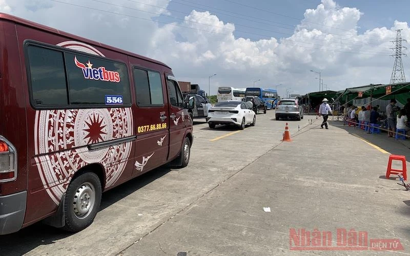 Ảnh minh họa: Chốt kiểm dịch tại phía sau trạm thu phí cao tốc Hà Nội - Hải Phòng nhánh xuống quốc lộ 10, huyện An Lão. 