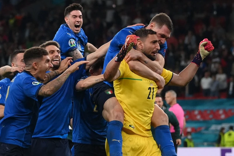 Các cầu thủ Italia ăn mừng trong trận chung kết EURO 2020 với tuyển Anh. (Ảnh: Getty)