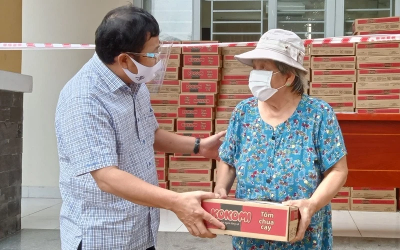 Đồng chí Lê Nam Tư, Trưởng CQTT tại TP Hồ Chí Minh trao quà hỗ trợ cho người dân có hoàn cảnh khó khăn tại phường 5, quận Gò Vấp.