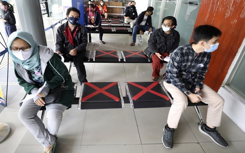 Người dân ngồi giãn cách trong lúc chờ làm xét nghiệm Covid-19 tại Jakarta, Indonesia. (Ảnh: AP)