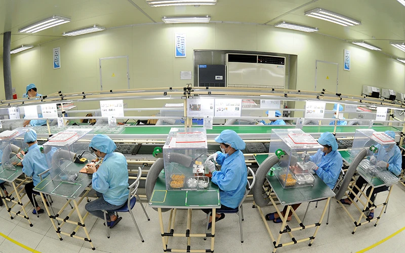 Công ty TNHH STRONICS Việt Nam, Khu công nghiệp Đình Trám (Bắc Giang) có 100% vốn Hàn Quốc, chuyên gia công lắp ráp các thiết bị điện tử.Ảnh: HỮU NGUYÊN
