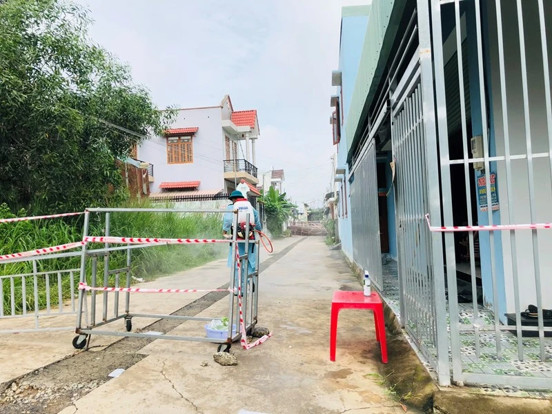 Phun khử khuẩn tại phường Trảng Dài, thành phố Biên Hòa, nơi dịch bệnh đang rất phức tạp.
