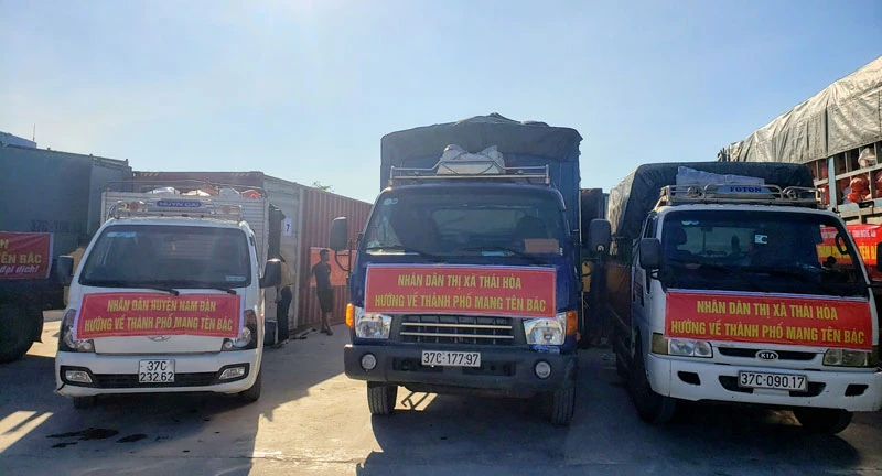 Những xe hàng của các địa phương Nghệ An ủng hộ bà con TP Hồ Chí Minh có mặt tại cảng Cửa Lò.