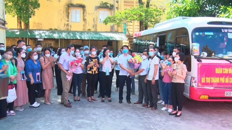 Lãnh đạo Sở Y tế Hà Nam tặng hoa đoàn cán bộ y bác sĩ lên đường hỗ trợ TP Hồ Chí Minh chống dịch.
