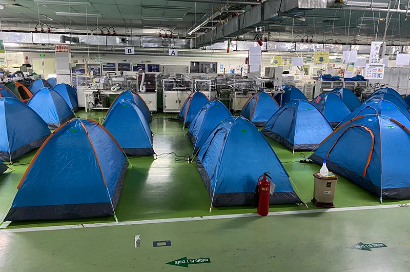 Công ty TNHH Nidec Việt Nam thực hiện “3 tại chỗ” cho công nhân ở lại nhà máy sản xuất, đồng thời công khai chế độ trả lương trong thời gian công nhân nghỉ việc và đi làm.