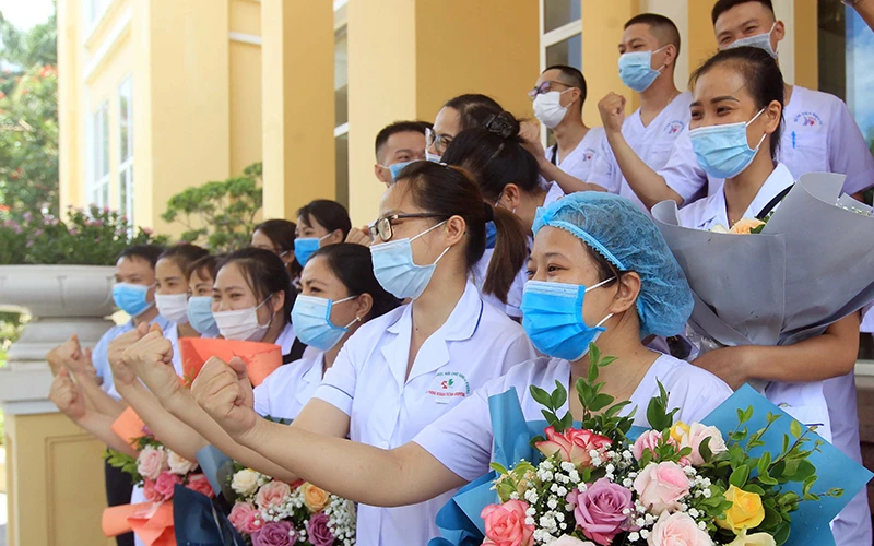 Các y, bác sĩ thể hiện quyết tâm trước khi vào TP Hồ Chí Minh hỗ trợ phòng, chống dịch. Ảnh: AN ĐĂNG