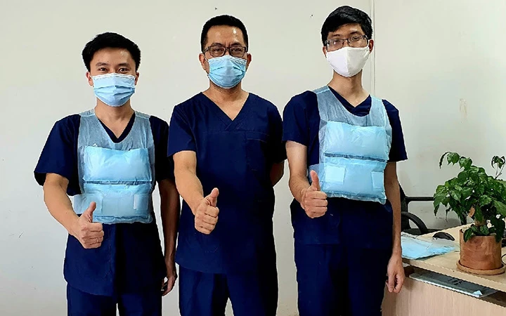  PGS,TS Mai Anh Tuấn ( giữa) cùng nhóm nghiên cứu thử nghiệm áo làm mát.