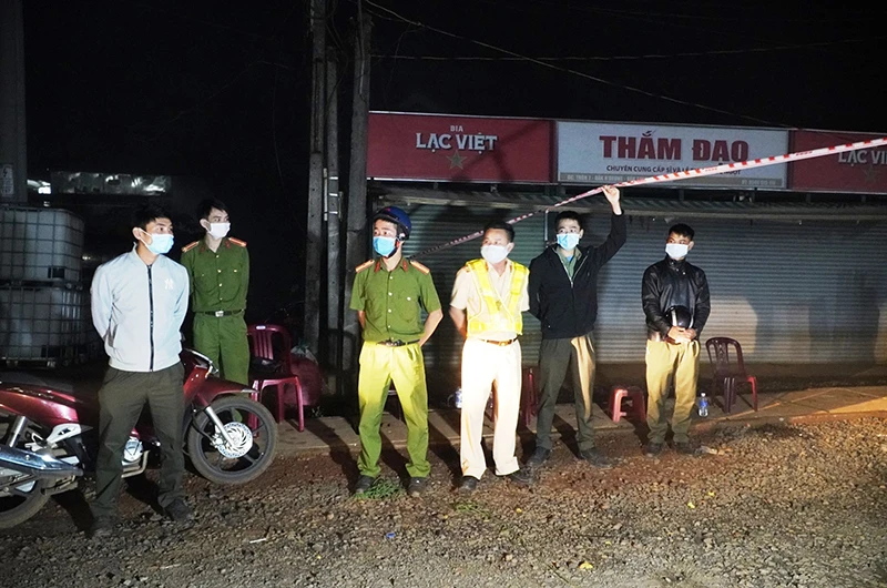 Lực lượng chức năng làm nhiệm vụ xuyên đêm tại chốt kiểm soát, phong tỏa cách ly y tế vùng có dịch xã Đắk N’Drung, huyện Đắk Song.