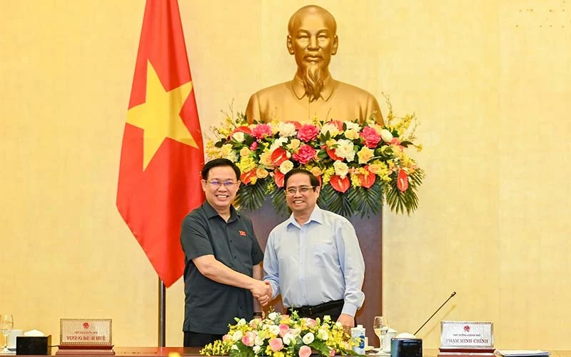 Chủ tịch Quốc hội Vương Đình Huệ và Thủ tướng Phạm Minh Chính tại cuộc họp.