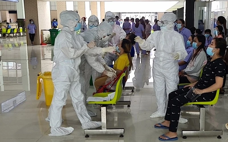 Lấy mẫu tầm soát SARS-CoV-2 tất cả những người có mặt tại Bệnh viện đa khoa Kiên Giang.