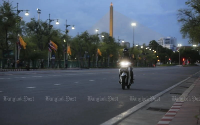 Đường phố Bangkok vắng vẻ trước thời gian giới nghiêm ban đêm. (Ảnh: Bưu điện Bangkok)