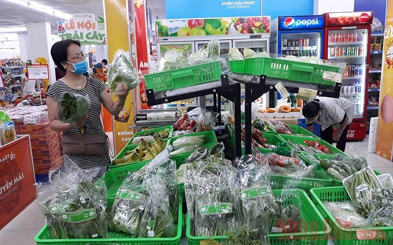 Người dân mua sắm hàng hóa tại siêu thị Hapro Mart Thành Công chiều 18-7.