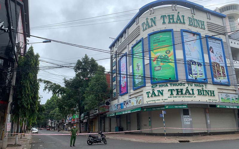Một đoạn đường Lý Thường Kiệt, phường Thống Nhất, khu phố sầm uất nhất thành phố Buôn Ma Thuột bị phong tỏa để chống dịch Covid-19.