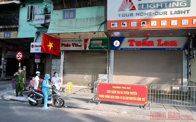 Một khu vực bị phong tỏa tại phố Nguyễn Công Trứ, Hà Nội. Ảnh: DUY LINH