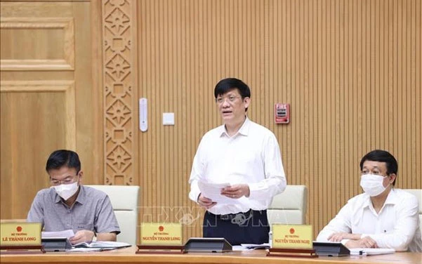 Bộ trưởng Y tế Nguyễn Thanh Long báo cáo Chính phủ tại cuộc họp. (Ảnh: TTXVN)