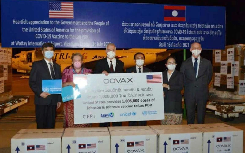 Lào tiếp nhận 1.008.000 liều vaccine Johnson & Johnson mà Chính phủ Mỹ hỗ trợ thông qua Cơ chế COVAX. (Nguồn: Pasaxon)