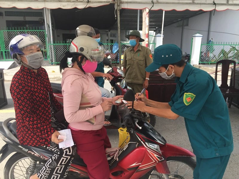 Chốt kiểm soát dịch khu vực Yên Hạ, phường Lê Bình, quận Cái Răng kiểm soát người người dân lưu thông trên đường. 