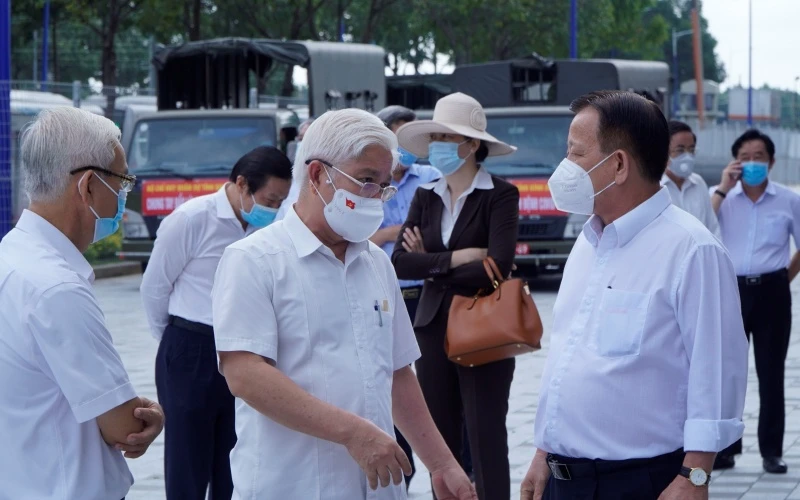 Bí thư Tỉnh ủy Bình Dương Nguyễn Văn Lợi (hàng đầu, ở giữa) trao đổi với lãnh đạo Becamex IDC tại lễ công bố đưa Bệnh viện dã chiến Bình Dương vào hoạt động.