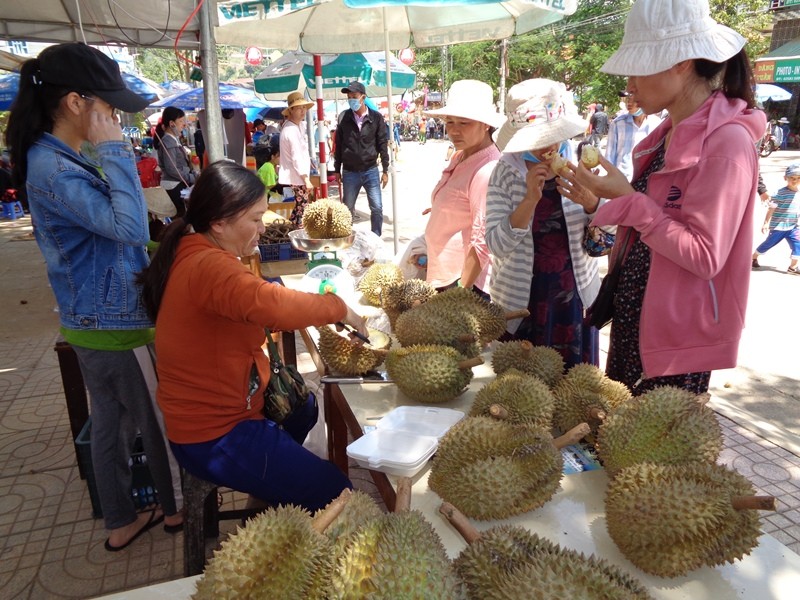 Du khách dùng thử sầu riêng ngay tại quầy tại Lễ hội trái cây Khánh Sơn lần thứ nhất, tháng 8/2019.