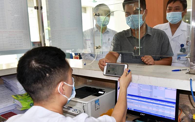 Người dân đăng ký khám, chữa bệnh tại Bệnh viện đa khoa Hà Ðông bằng thẻ BHYT trên ứng dụng VssID - Bảo hiểm xã hội số.