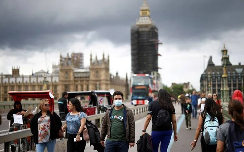 Người dân đi lại trên cầu Westminster tại thủ đô London, Anh. Ảnh: Reuters