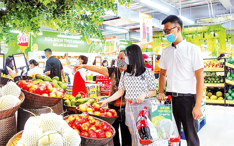 Siêu thị BRGMart Bùi Ngọc Dương (quận Hai Bà Trưng) mới khai trương đầu tháng 7/2021, thu hút đông người dân tới mua sắm.