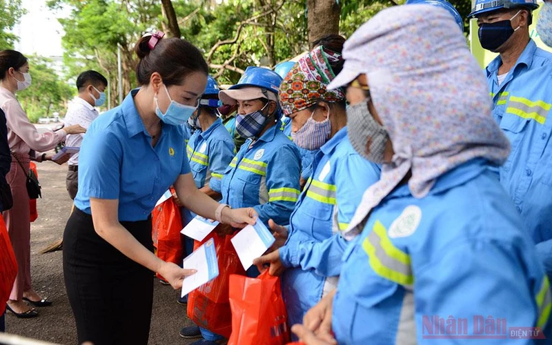 Công đoàn Xây dựng Hà Nội thăm hỏi, trao hỗ trợ công nhân, lao động.