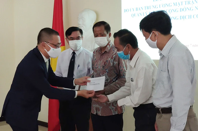 Đại sứ Vũ Quang Minh bàn giao kinh phí hỗ trợ cộng đồng phòng, chống dịch Covid-19 cho các Tổng Lãnh sự quán và Hội Khmer-Việt Nam tại Campuchia.