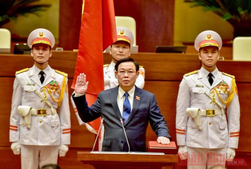 Chủ tịch Quốc hội Vương Đình Huệ thực hiện nghi lễ tuyên thệ nhậm chức. Ảnh: QUANG HOÀNG