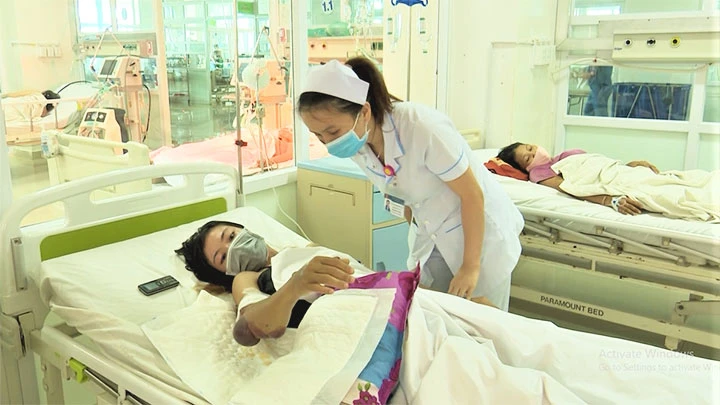 Chị H’Ka Ba Niê ở xã Dray Bhăng, huyện Cư Kuin cấp cứu tại Bệnh viện đa khoa vùng Tây Nguyên.