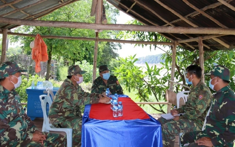 Lực lượng tuần tra biên giới Lào đang lên phương án tuần tra biên giới, ngăn chặn các trường hợp nhập cảnh trái phép. (Ảnh: Báo Pasaxon)