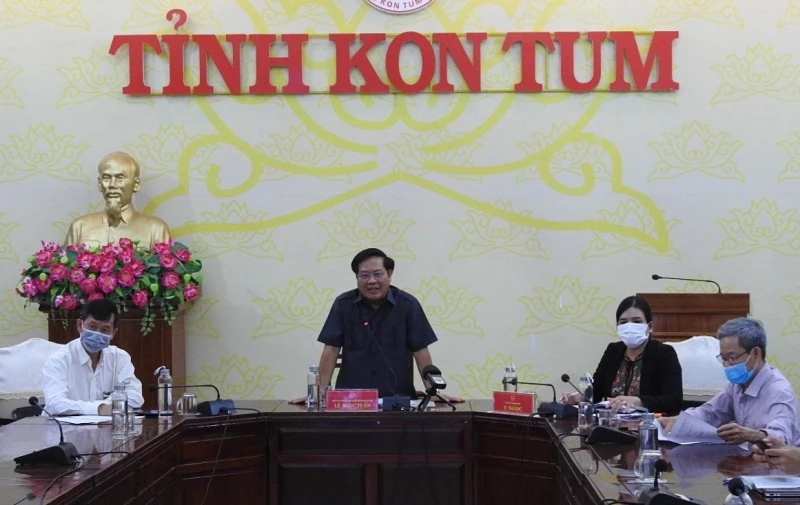 Đồng chí Lê Ngọc Tuấn, Phó Bí thư Tỉnh ủy, Chủ tịch UNBD, Trưởng Ban Chỉ đạo phòng, chống dịch Covid-19 tỉnh Kon Tum phát biểu chỉ đạo cuộc họp.