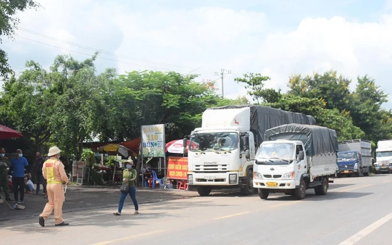 Tăng cường công tác kiểm tra người và phương tiện tại chốt cầu 110, giáp ranh giữa Gia Lai và Đắk Lắk.