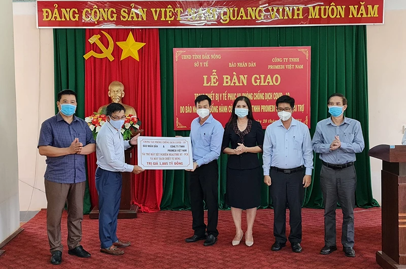 Đại diện Báo Nhân Dân và Công ty TNHH Promedi Việt Nam trao tặng tỉnh Đắk Nông hệ thống máy xét nghiệm SARS-CoV-2 trị giá hơn 1,8 tỷ đồng.
