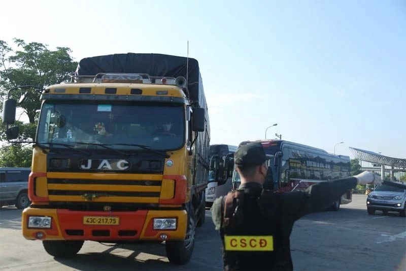 Lực lượng chức năng của Hà Nội kiểm soát các phương tiện tại các chốt kiểm dịch.