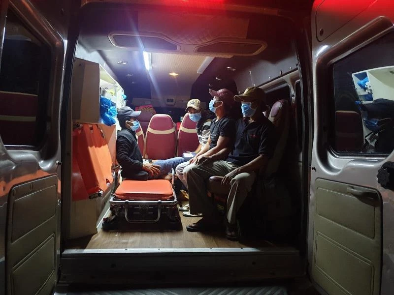 Đội SOS Chữ thập đỏ Phú Yên vượt chặng đường đi về hơn gần 500km trong đêm, hỗ trợ các ngư dân gặp khó khăn về nhà an toàn. 