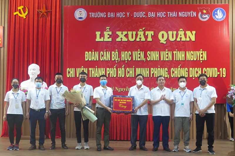 Lãnh đạo tỉnh Thái Nguyên tặng quà Đoàn cán bộ, học viên tình nguyện của Đại học Y - Dược Thái Nguyên lên đường vào TP Hồ Chí Minh chống dịch. 