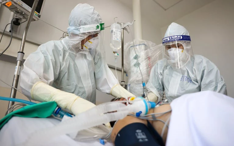 Điều trị bệnh nhân nặng tại Bệnh viện Hồi sức Covid-19 TP Hồ Chí Minh. (Ảnh: HẢI AN)