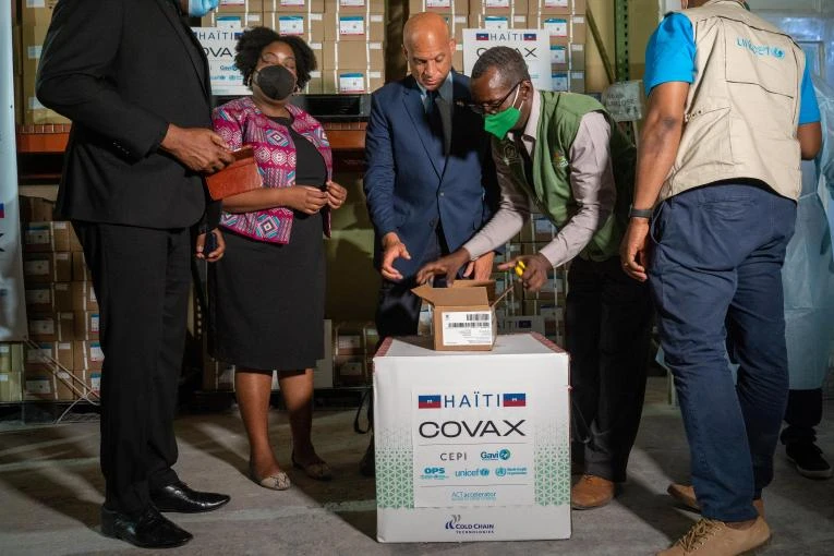 Vào ngày 14/7, 500.000 liều vaccine Covid-19 do chính phủ Hoa Kỳ tài trợ thông qua COVAX đã hạ cánh tại Port-au-Prince, thủ đô của Haiti. Ảnh: Unicef.
