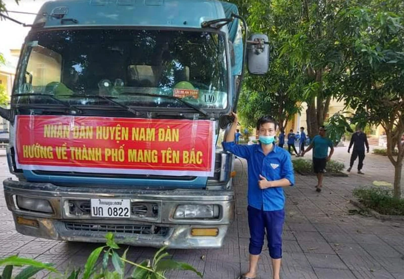 Các xe chở hàng hóa, lương thực từ Nghệ An vào TP Hồ Chí Minh.