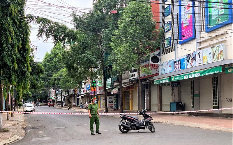 Đoạn đường Lý Thường Kiệt, phường Thống Nhất, thành phố Buôn Ma Thuột mà ông H. đến bị phong tỏa để phòng, chống dịch.