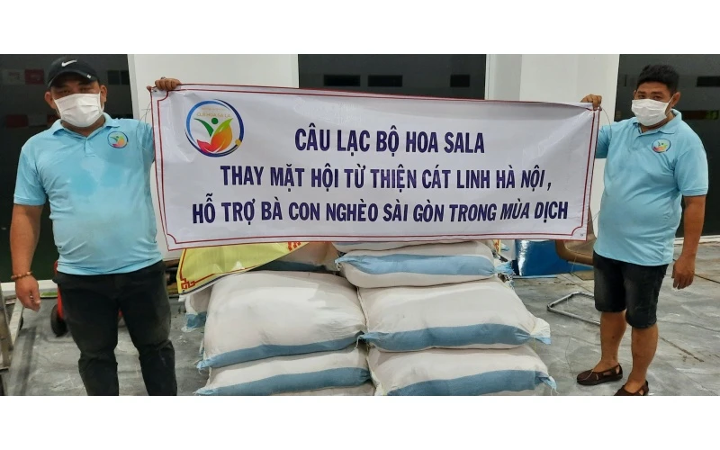 Câu lạc bộ Hoa Sala (TP Hồ Chí Minh) phối hợp Hội từ thiện Cát Linh (TP Hà Nội) hỗ trợ bà con vùng ven.