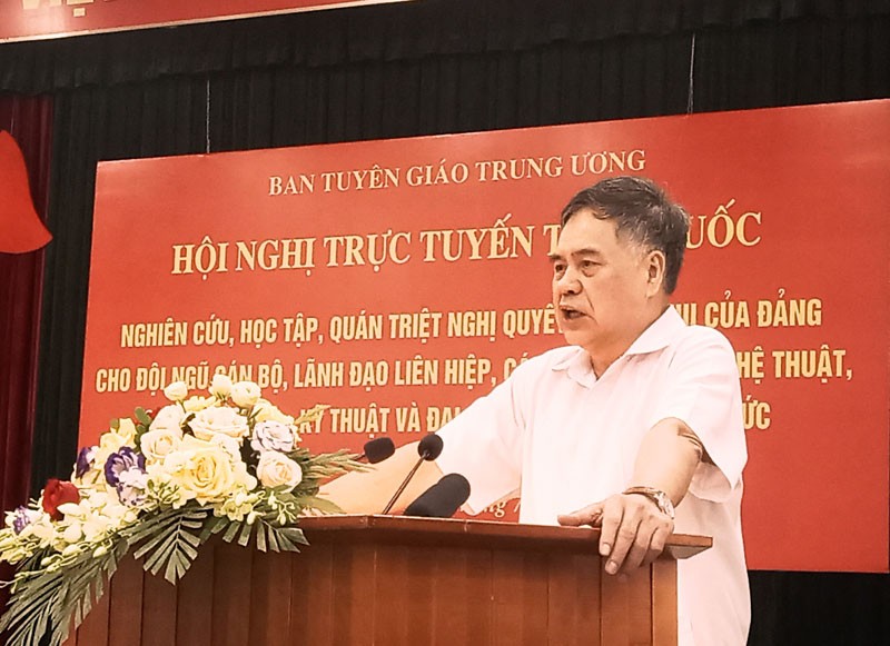 Phó Giáo sư, Tiến sĩ Nguyễn Viết Thông - Tổng Thư ký Hội đồng Lý luận Trung ương trình bày chuyên đề 1.