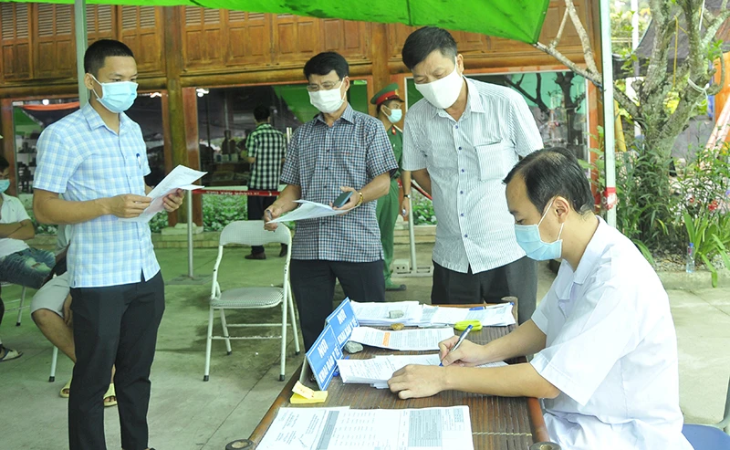 Ngành chức năng tỉnh Hà Giang kiểm soát chặt chẽ người ra, vào tỉnh tại chốt kiểm dịch Cầu Trì, huyện Bắc Quang.