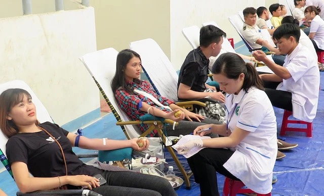 Người dân tham gia hiến máu tại Hành trình Đỏ diễn ra ở Phú Yên năm 2019. Ảnh: TRÌNH KẾ